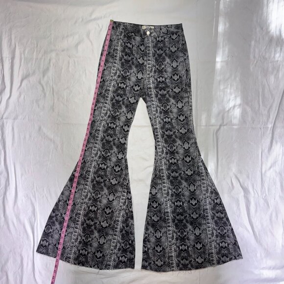 We The Free People "Just Float On" Snake Print Flare Jeans – Size 29 – NWOT - Picture 4 of 12